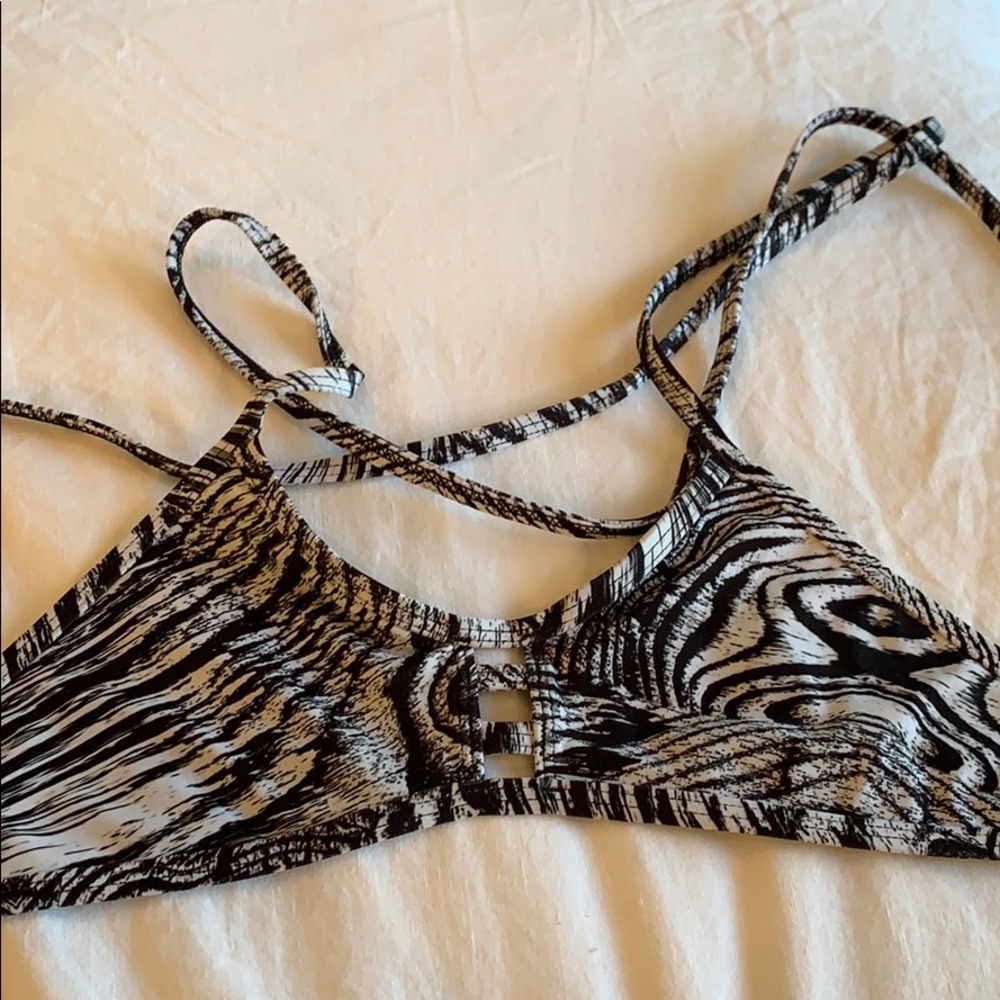 JOLYN tomcat top. rare print woodsy
